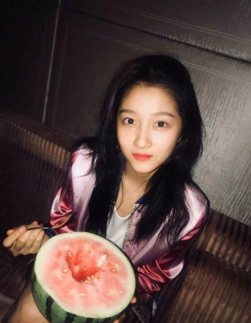 河边吃瓜拍照图片,镜头下的夏日悠闲时光