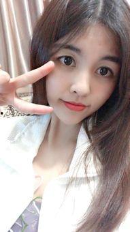 美女吃哈密瓜软糖,美女品尝哈密瓜软糖的甜蜜瞬间